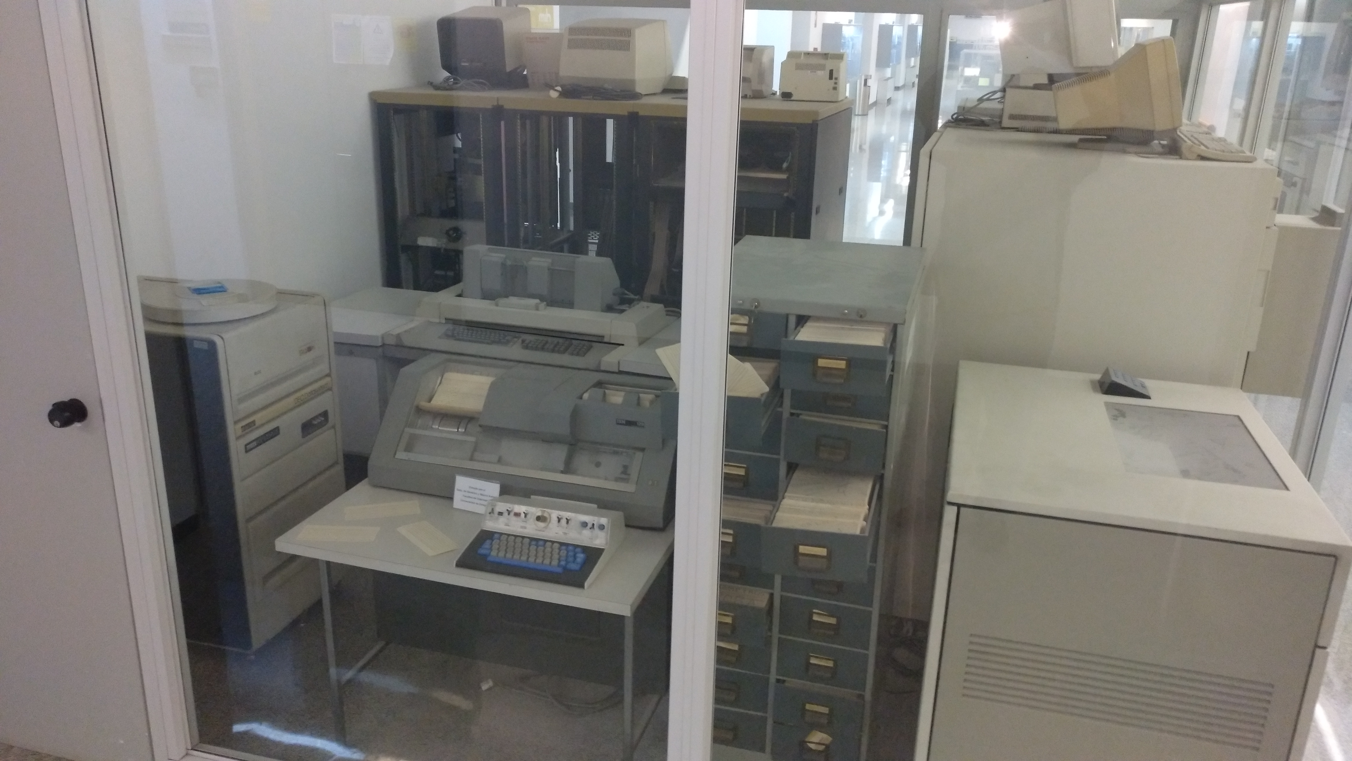 PDP-11/23, perforadora/verificadora de tarjetas IBM 129, y armario de tarjetas perforadas